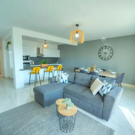 Spacious Seafront 3 Bedrooms - Balcony Goslm-7 Apartment *