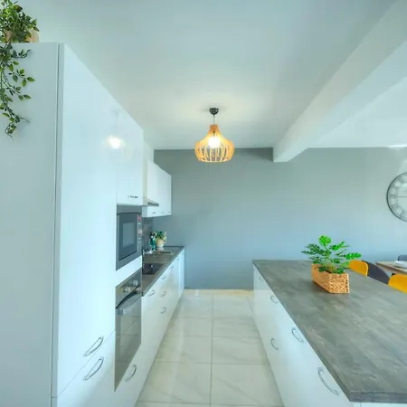 Spacious Seafront 3 Bedrooms - Balcony Goslm-7 Apartment *