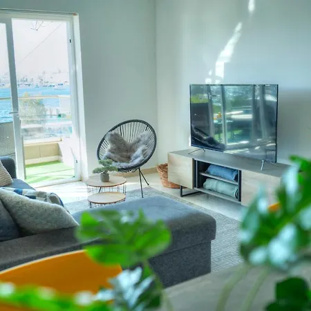 아파트 Spacious Seafront 3 Bedrooms - Balcony Goslm-7 *