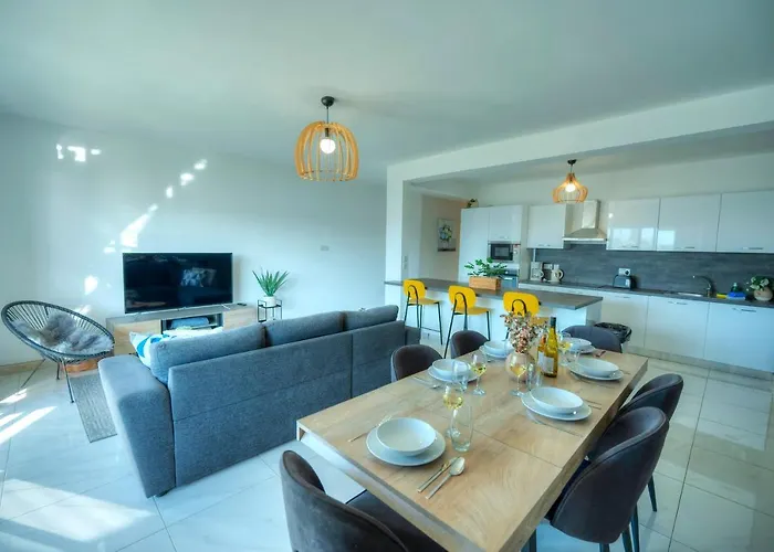 Apartment Spacious Seafront 3 Bedrooms - Balcony Goslm-7 *