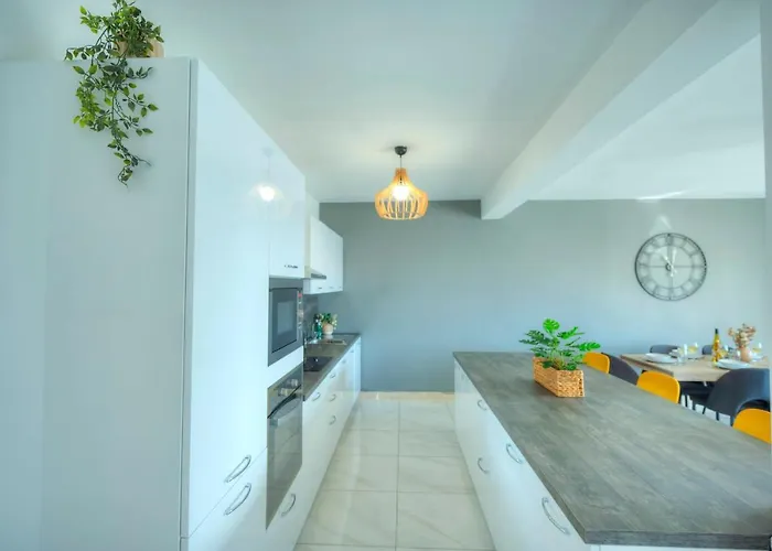 Spacious Seafront 3 Bedrooms - Balcony Goslm-7 Apartment *