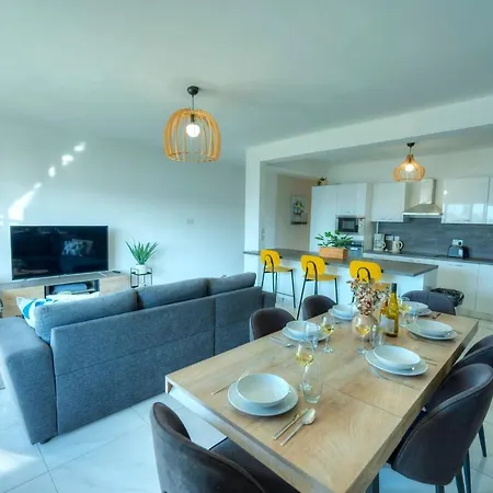 Apartment Spacious Seafront 3 Bedrooms - Balcony Goslm-7 *